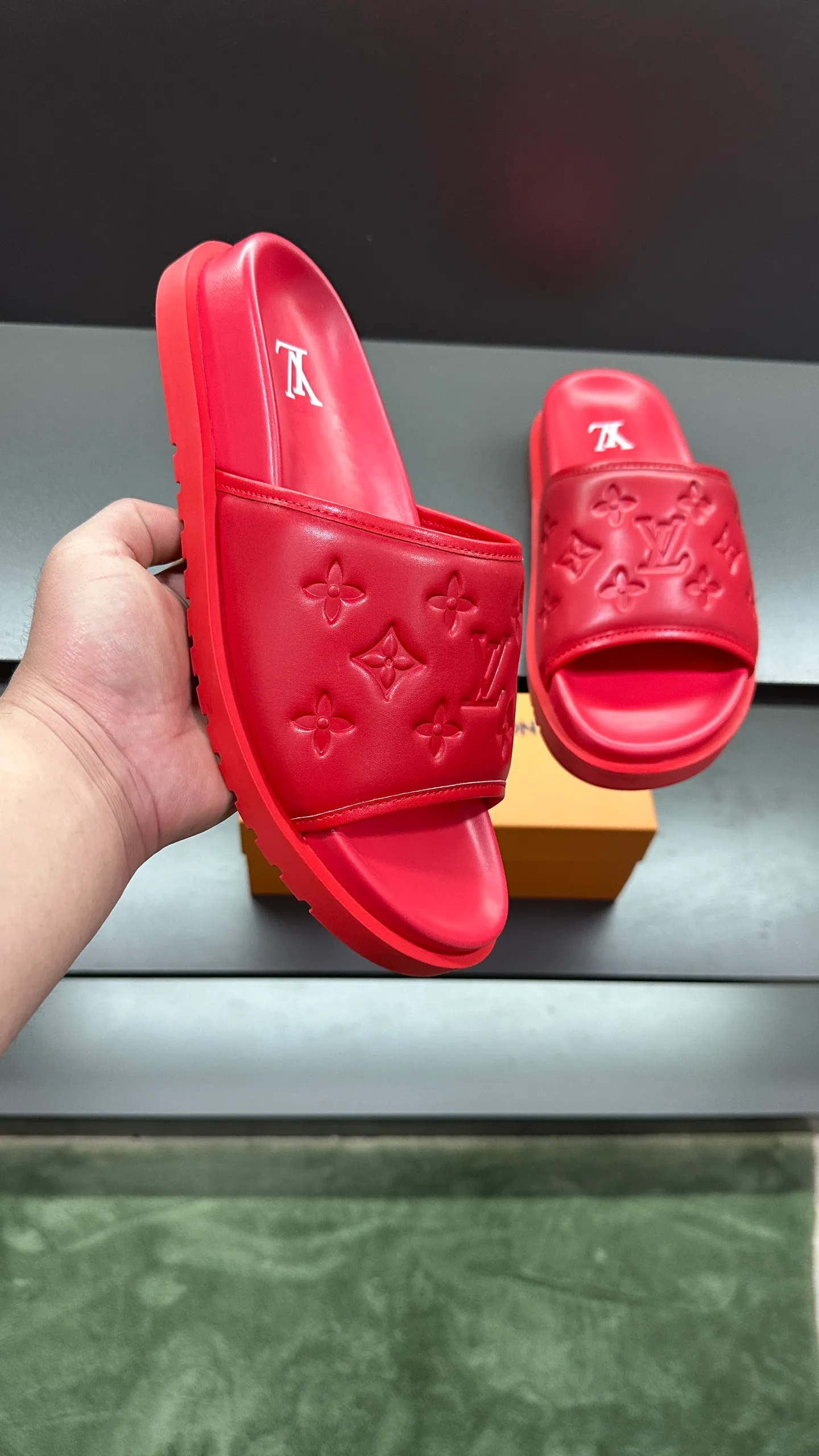 [L Home] P: 300💰Size: 38-45 Top purchasing lv men's summer slippers, classic presbyopia with soft real leather lining, unique color splicing effect, distinctive personality, fashionable and trendy essential style, light and comfortable. Lightweight and tough rubber insole, micro ridged foam outsole, super comfortable!